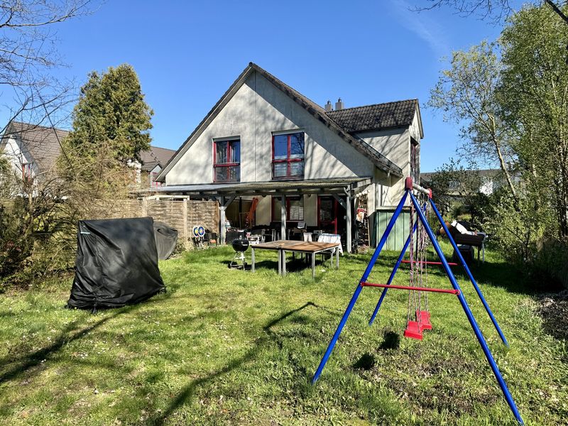 Bezugsfrei und Provisionsfrei! Doppelhaushälfte mit großzügigem Garten in Bestlage!